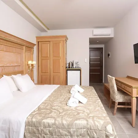 מלון דירות Anna Maria Paradise 4*